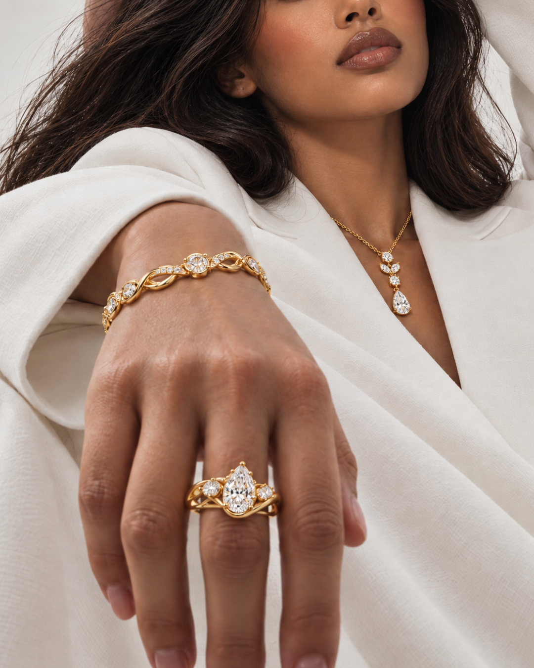 Jeune femme portant un bracelet, un collier et une bague AD JEWELS